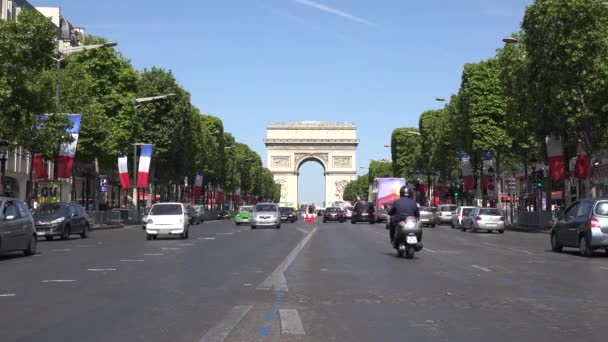 Tráfico de coches de París en los Campos Elíseos por Triumph Arch, Gente Turistas que viajan por Francia, Calles llenas de gente en Europa — Vídeos de Stock