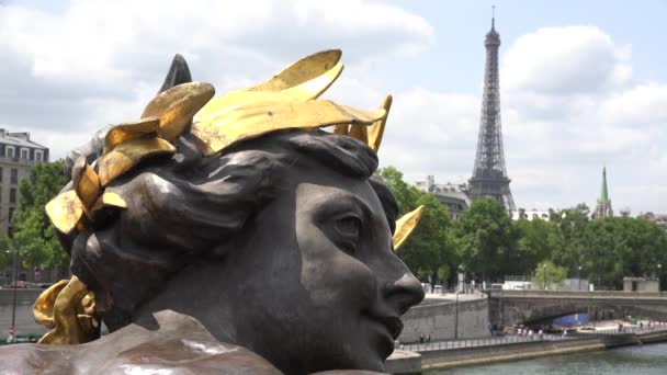 Torre Eiffel París, Estatua del puente Alejandro III, Naves en el río Sena en Francia, Turistas que viajan por Europa, Franceses en barcos — Vídeos de Stock