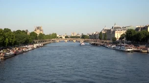 Paris Seine Nehri, Turistler Senna 'da Tekne Seyahati, Gemi Seyahati, Araba Trafiği, Fransa Ülke Manzarası — Stok video