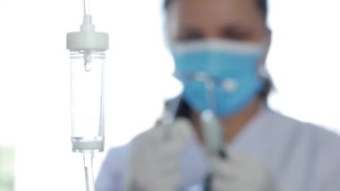 Tıbbi Stetoskop kullanarak Acil Servis 'te Doktor Koruyucu Maske ve Ameliyat Eldiveni Giyen Bulanık Görüntü