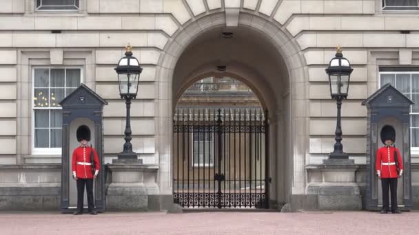 London Buckingham Palace Armado Inglês Guarda Marchando Guardando Lugares Famosos — Vídeo de Stock