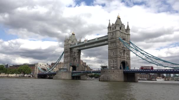 London Tower Bridge, Thames River View with Ship and Boats, Οι τουρίστες επισκέπτονται το Ηνωμένο Βασίλειο — Αρχείο Βίντεο