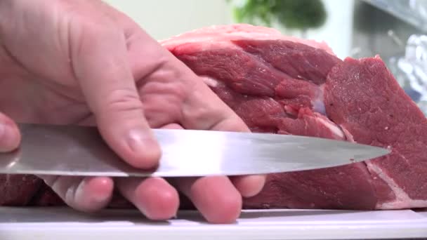 Rzeźnik Krojący Polędwicę Wieprzową Nożem Gotowanie Świeżego Mięsa Kuchni Mężczyzna — Wideo stockowe