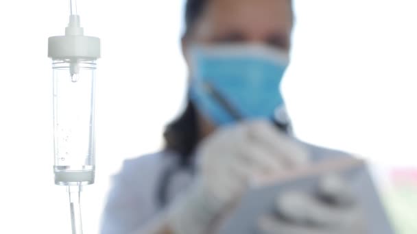 Coronavirus-Pandemie, Arzt trägt Mundschutz im Krankenhauszimmer Verschreibungspflichtige Medikamente, Pillen, medizinisches Personal, Medikamente — Stockvideo