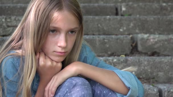 Грустная девочка, несчастный ребенок, вдумчивый запуганный подросток на открытом воздухе в парке, грусть детей, депрессивный портрет подростков — стоковое видео