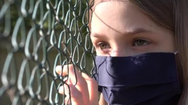 Üzgün Çocuk Koronavirüs salgını nedeniyle koruyucu maske takıyor, Hasta Mutsuz Çocuk, Bunalımlı Kız Çocuklarla Oynamıyor, Depresyon