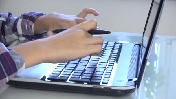 Kid Navegando na Internet no Laptop, Criança Estudando Digitação no Computador no Coronavírus Pandemia, Aprendizado Menina, Educação Escolar Online — Vídeo de Stock