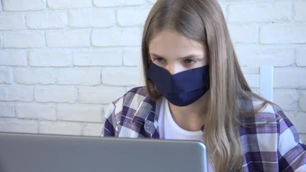 Girl Draagt Beschermende Masker in Coronavirus Pandemic Browsing Internet op Laptop, Kind Studeren op Computer, School Kid Learning — Stockvideo