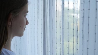 Hasta Üzgün Çocuk Coronavirus salgınında izole edilmiş Pencere Perdelerini Açıyor, Mutsuz Kız Dışarıya Bakıyor, Sıkıcı Çocuk