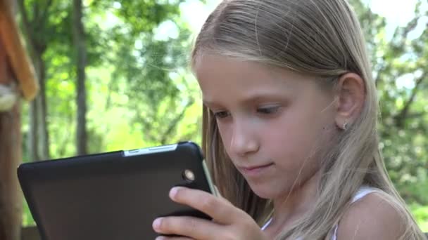 Copil Joc Tabletă Swinging În Parc, Blondă Copil Browsing Internet Pe Smartphone În Grădină, Tânără Fată Relaxare În Afară În Natură — Videoclip de stoc