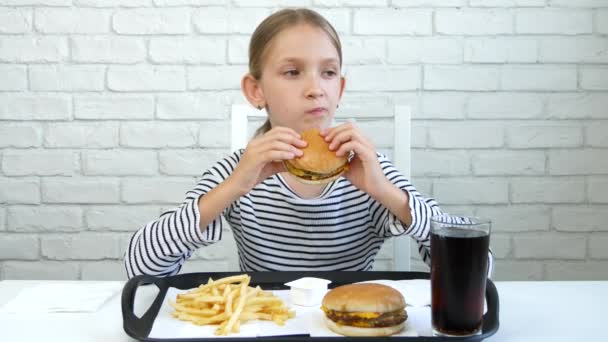 Ragazza che mangia fast food, Kid mangia Hamburger nel ristorante, Fame adolescente Bionda bambino con panini al formaggio, Succo di frutta da bere — Video Stock