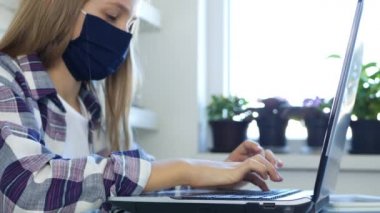 Çocuk Koronavirüs Salgınında Koruyucu Maske Takıyor Laptop 'ta İnternet Tarama, Bilgisayar' da Çocuk Çalışması, Okul Kızları Öğrenme