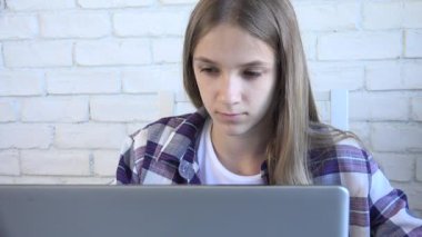 Kız Bilgisayarda İnternet Taraması, Çocuk Çalışması Koronavirüs Salgınında Bilgisayar Yazma, Çocuk Öğrenme, Çevrimiçi Okul Eğitimi