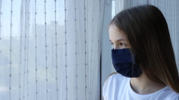 科沃德19型危机中，带着防护面具的病童、望着窗户的伤童、闷闷不乐的女孩 — 图库视频影像