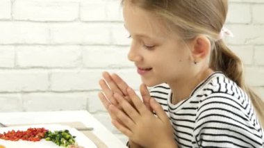 Mutfakta Kahvaltı Yapan Çocuk, Kızarmış Yumurta Yiyen Çocuk, Sebze Yiyen Genç Kız, Yeşillik Sağlıklı Yemek