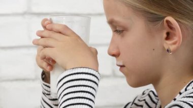 Kahvaltıda Süt İçen Çocuk, Mutfakta Çocuk, Evde Süt Tadına Bakan Genç Kız