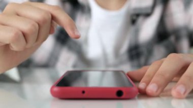 Akıllı Telefon Oynayan Çocuk, Telefonla İnternete Bakan Çocuk, Mesajları Okuyan Sarışın Genç Kız, Cihazlar Aranıyor