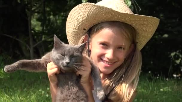 Niño jugando al gato en el jardín, Retrato de niña riéndose con gatito, Niño y su animal en el patio, Los niños aman a las mascotas — Vídeo de stock