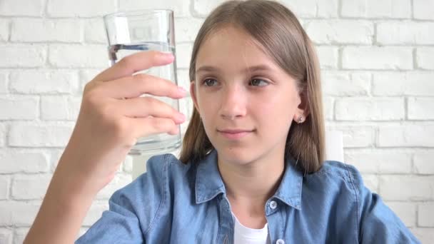Kind trinkt Wasser, durstiges Kind hydratisiert, junges Mädchen beim Frühstück in der Küche, Kinder gesunde Gewohnheiten — Stockvideo