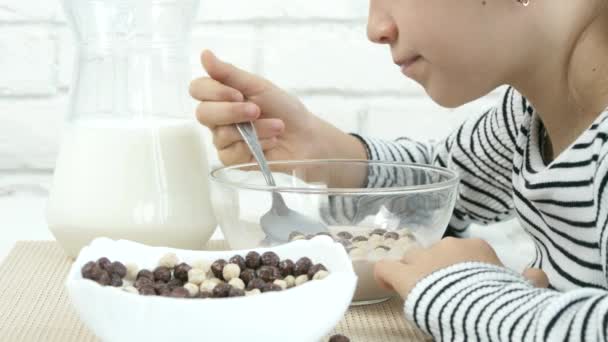 Niños comiendo leche y cereales en el desayuno, Niño en la cocina, Niña adolescente rubia degustando comida saludable en la comida, Nutrición de los niños — Vídeo de stock