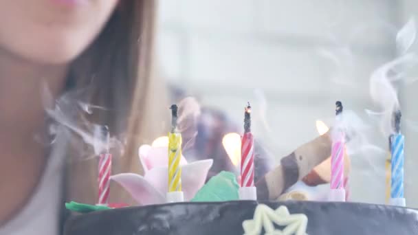 Gyerek születésnap party, Gyertyafújás Gyertyák, Szőke lány torta, mint ajándék neki évforduló, Család, Gyermekek Ünnepe — Stock videók