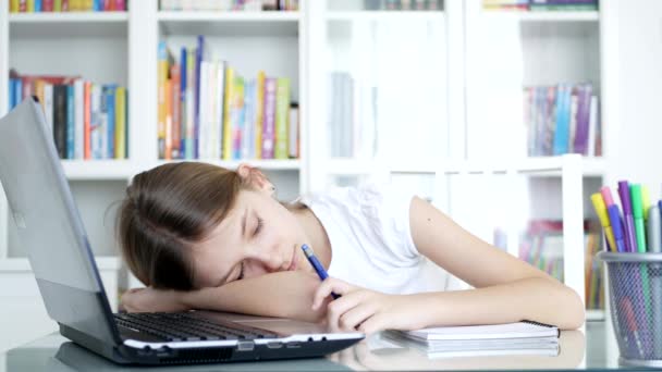 Copilul plictisit studiază școala, copilul obosit doarme la birou, studenta a dormit în timp ce învăța, educația online în criza pandemiei — Videoclip de stoc