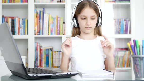 Učení dětí, Studium na počítači v ordinaci, Dětské tance, Poslouchání hudby na sluchátkách, Online vzdělávání v koronavirové krizi — Stock video