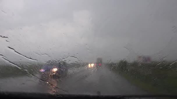市内の雨 運転中の車 高速道路 雨の豪雨の交通は Windowsの画面にドロップします — ストック動画