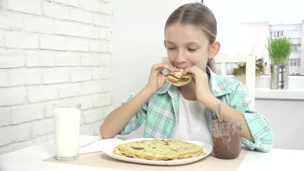 Kid förbereda pannkakor på frukost, barn äter choklad i köket, Flicka förbereder Griddle-kaka hemma — Stockvideo