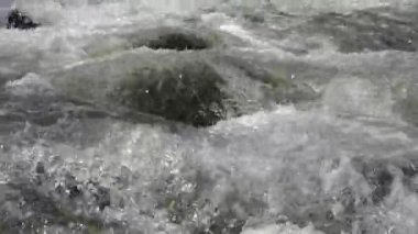 Çamurlu Nehir Dağlarda Fırtınalı bir günden sonra, Yağmur Günü, Bahar Brook, Taşlar, Kayalar, Doğa Manzarası, Engellenme Felaketi