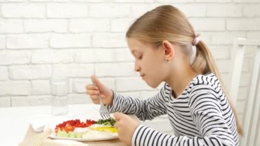 Mutfakta Kahvaltı Yapan Çocuk, Kızarmış Yumurta Yiyen Çocuk, Sebze Yiyen Genç Kız, Yeşillik Sağlıklı Yemek