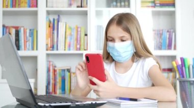 Coronavirus salgınında Smartphone okuyan çocuk, Çocuk Öğrenimi, Evde Yazma, Liseli Kız, Evde Eğitim, Çevrimiçi Eğitim