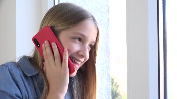 Smartphone 'da Konuşan Çocuk, Pencere kenarındaki Akıllı Telefonla Konuşan Çocuk, Genç Sarışın Kız Ailesiyle Konuşan Kız — Stok video