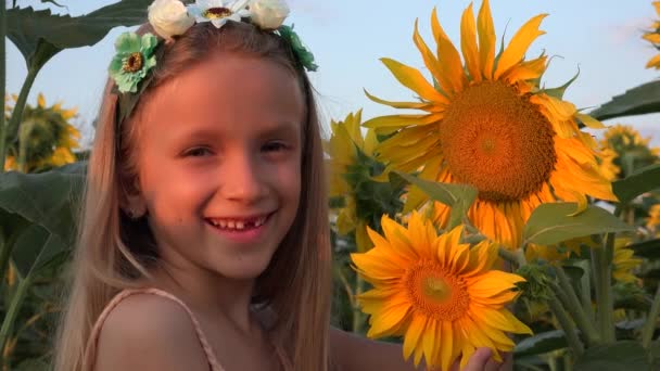 Farmer Child in Sunflower Agriculture Field, Nastolatek bawiący się w rolniczych zbiorów, Dziewczyna na świeżym powietrzu w przyrodzie — Wideo stockowe