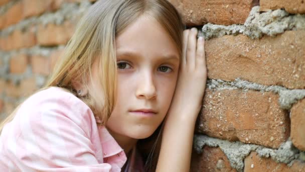 Olyckliga barn, Sad Kid, tankfull mobbade tonåring flicka utomhus i parken, Barn Uttryck, Depression Porträtt av ungdomar — Stockvideo