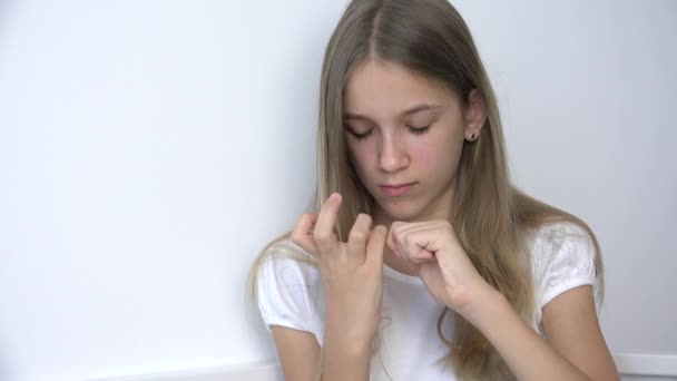 Serdülő lány csiszoló körmök csinál manikűr, tinédzser gyermek vágja körmök Cuticle kanapén, gyerek vágás körmök a hálószobában — Stock videók