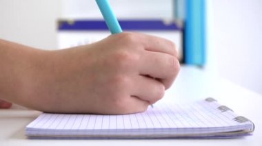 Evde Yazan Çocuk, Defterde Matematik Çalışan Çocuk, Ofiste Öğrenen Kız, Coronavirus Salgınında Evde Öğrenen Kız