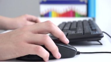 İnternette Çocuk Bakımı, Çocuk Çalışması, Koronavirüs Salgınında Masaüstünde Oynama, Çevrimiçi Okul Eğitiminde Kız