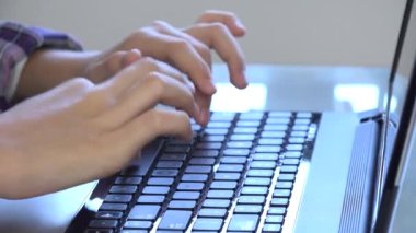 Kız Bilgisayarda İnternet Taraması, Çocuk Çalışması Koronavirüs Salgınında Bilgisayar Yazma, Çocuk Öğrenme, Çevrimiçi Okul Eğitimi