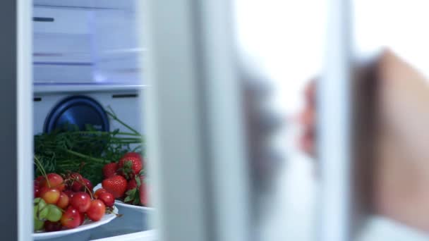 Kid Eating Strawberry da geladeira, criança com fome come frutas frescas na geladeira, menina na dieta, mulher de comida saudável na cozinha — Vídeo de Stock