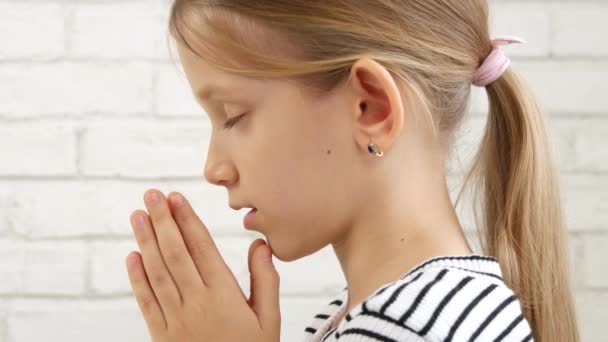 Ребенок молится перед завтраком на кухне, ребенок готовится к еде, христианские девушки религиозный взгляд на дому — стоковое видео