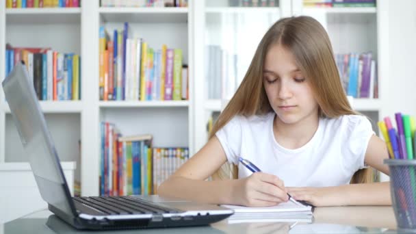 Çocuk Koronavirüs salgınında dizüstü bilgisayarda çalışıyor, Çocuk Öğrenimi, Evde Yazma, Okul Kızı, Evde Eğitim, Çevrimiçi Eğitim — Stok video