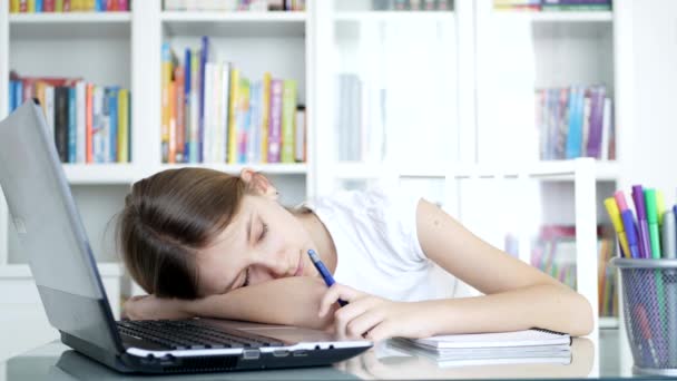 Bored Kid Studying School, Κουρασμένο Παιδί Κοιμάται στο Γραφείο, Μαθήτρια Κοιμόταν ενώ Μαθαίνει, Online Εκπαίδευση σε Πανδημία Κρίση — Αρχείο Βίντεο