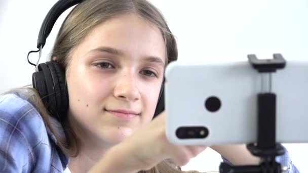 Kid playing Smartphone, Dětské prohlížení internetu na tabletu, Školní sluchátka Studium na zařízení, Online vzdělávání v pandemii — Stock video