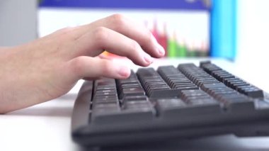 Bilgisayarda Çocuk Bakımı, Daktilo Çalışması, Koronavirüs Salgını Yazımı, Çevrimiçi Kız Öğrenme Online Okul Eğitimi