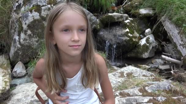 Touristenkind am Fluss in den Bergen, Kind im Camping-Abenteuer, Mädchen im Bergwald, Natur-Camp — Stockvideo
