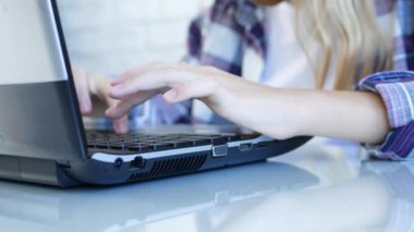 Çocuk Bilgisayarda İnternet Taraması, Çocuk Çalışması Koronavirüs Salgınında Bilgisayar, Kız Öğrenme, Çevrimiçi Okul Eğitimi