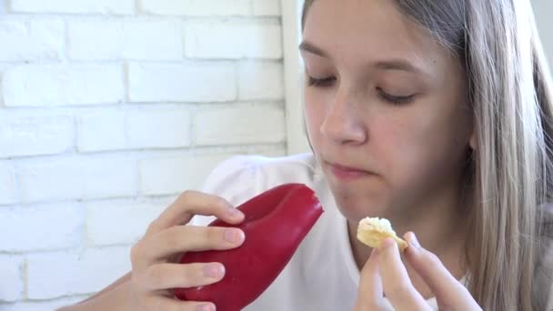 Kind isst Frühstück in der Küche, Mädchen isst Gemüse, hungriges blondes Mädchen genießt Paprika, Kinder gesunde Ernährung, Kindergesundheit — Stockvideo