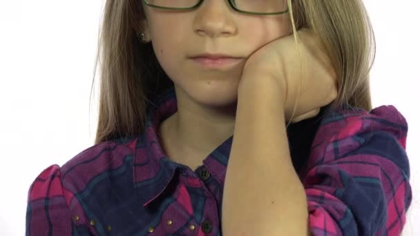 Sorgsna uttråkade glasögon Kid tittar på kamera, Blond flicka porträtt, barn ansikte, vit skärm — Stockvideo