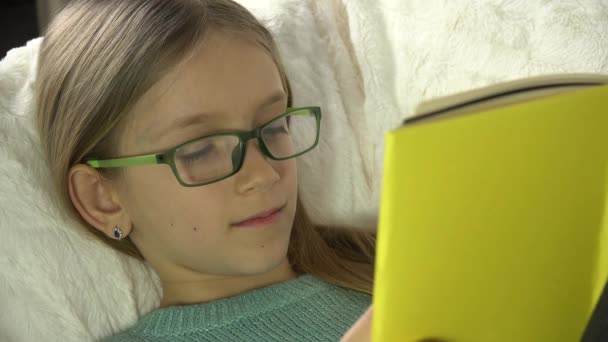 Kid Reading Book in Bed, Dítě Studium v noci, Oční brýle dívka nespí, učení v ložnici ve večerních hodinách — Stock video